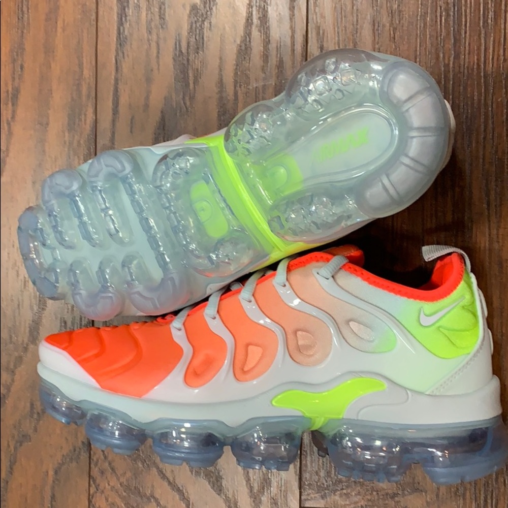 WMNS AIR VAPORMAX PLUS - Picture 6 of 16